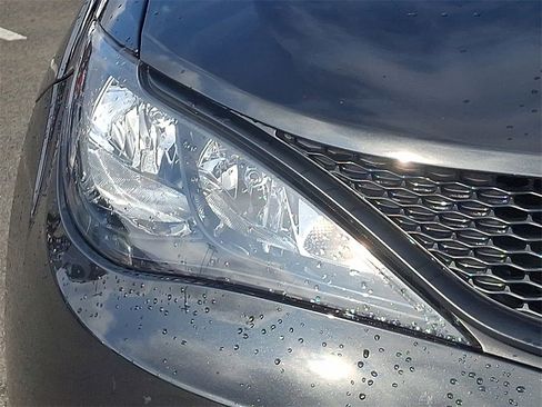 Used 2022 Chrysler Voyager LX image 9