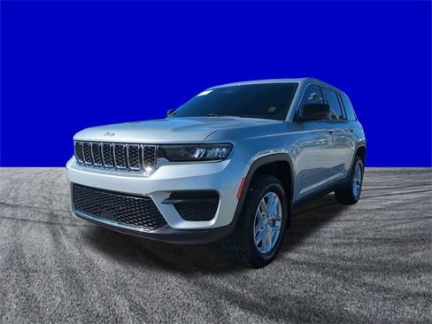 Used 2025 Jeep Grand Cherokee Laredo X image 8