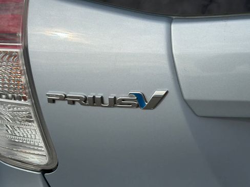Used 2016 Toyota Prius V Five FWD image 7
