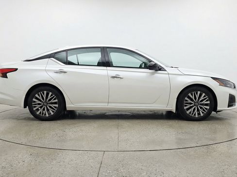 Used 2025 Nissan Altima 2.5 SV FWD image 11
