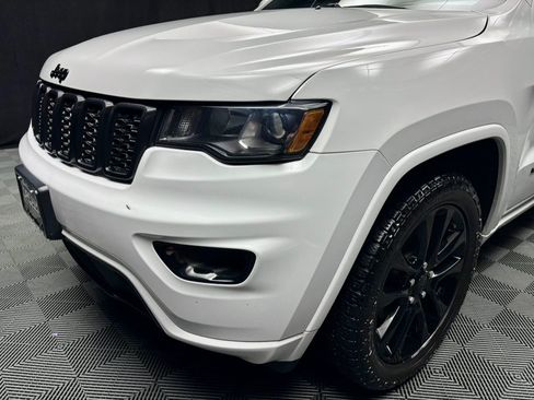 Used 2017 Jeep Grand Cherokee Altitude AWD/4WD image 10