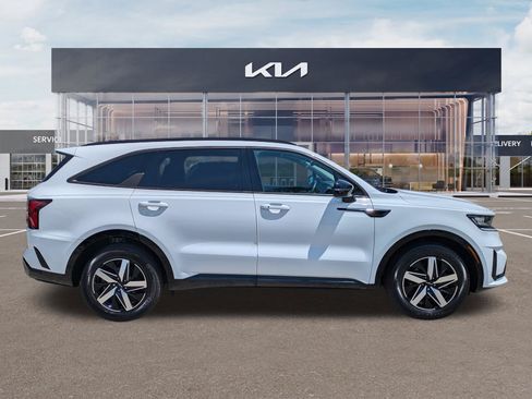 Certified 2023 Kia Sorento S FWD image 3