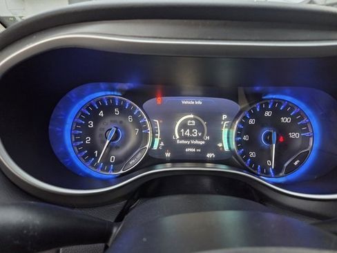 Used 2023 Chrysler Pacifica Touring-L image 13