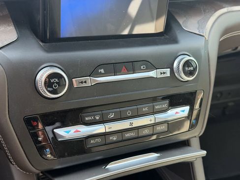 Used 2020 Ford Explorer Platinum w/ Premium Technology Package image 10