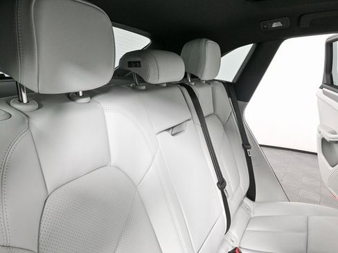 Certified 2025 Porsche Macan image 22