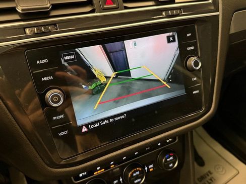 Used 2020 Volkswagen Tiguan SE w/ Panoramic Sunroof Package image 14