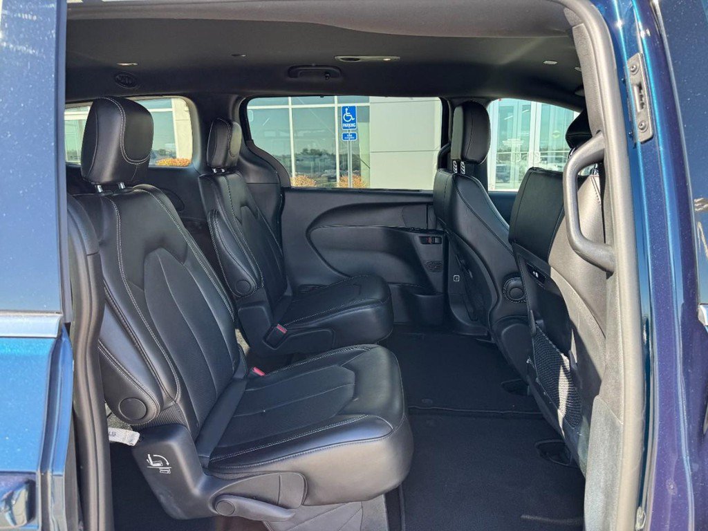 Used 2025 Chrysler Pacifica Select FWD image 13