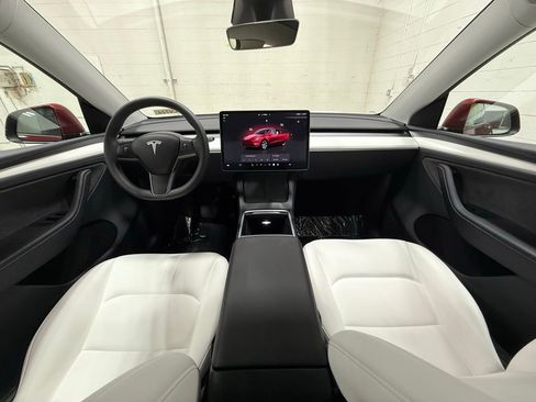 Used 2024 Tesla Model Y Long Range AWD/4WD image 31
