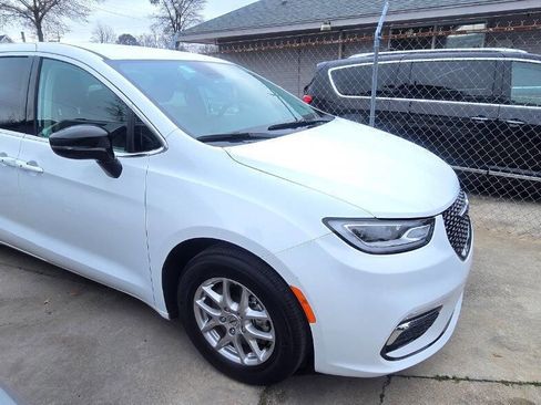 Used 2024 Chrysler Pacifica Touring-L image 4