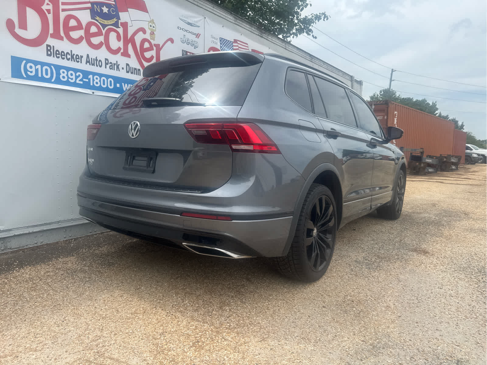 Used 2020 Volkswagen Tiguan SE R-Line FWD image 3
