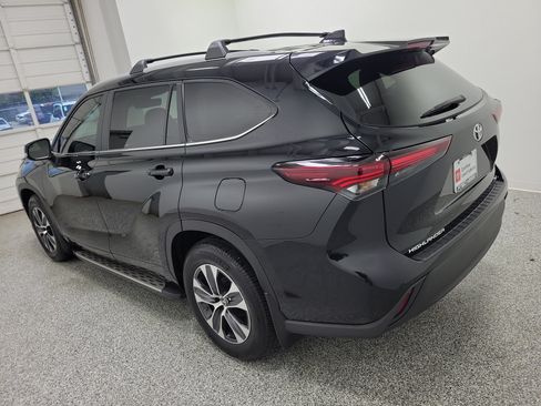 Certified 2024 Toyota Highlander XLE FWD image 4