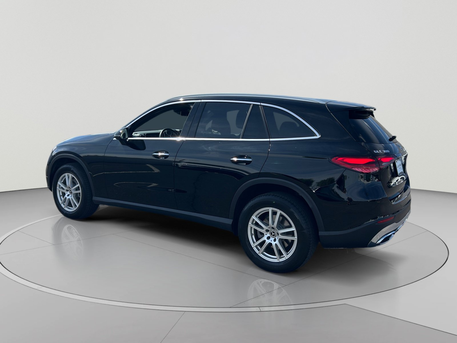 Used 2025 Mercedes-Benz GLC 300 image 3