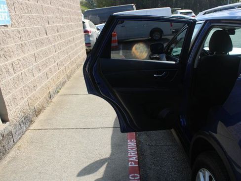 Used 2020 Nissan Rogue SV FWD image 14