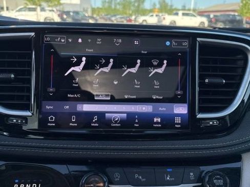 Used 2023 Chrysler Pacifica Limited FWD image 10