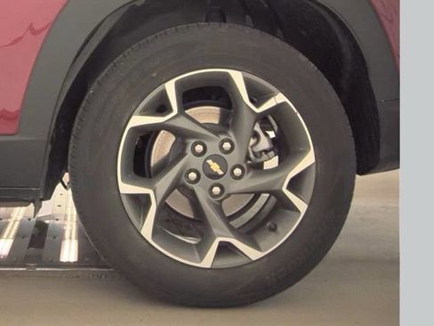 Used 2025 Chevrolet Trax LT w/ LT Convenience Package image 19