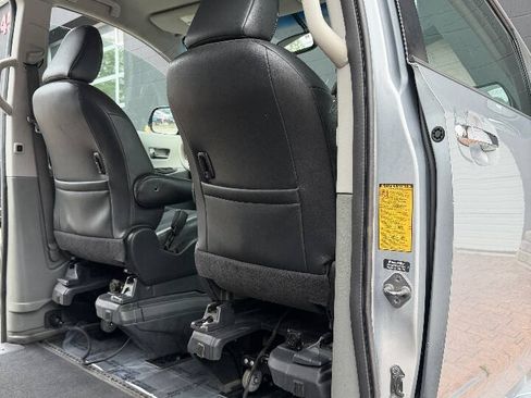 Used 2014 Toyota Sienna SE FWD image 21