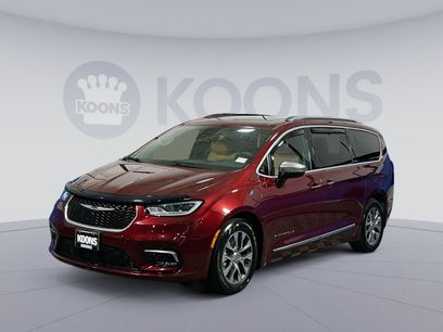 Used 2023 Chrysler Pacifica Pinnacle