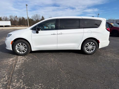 New 2026 Chrysler Pacifica Select image 4