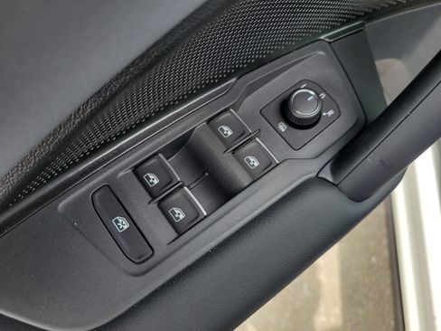 New 2026 Volkswagen Tiguan SE R-Line FWD image 17