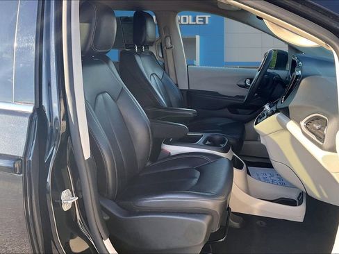 Used 2023 Chrysler Pacifica Touring-L FWD image 29