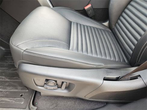 Used 2025 Land Rover Discovery S image 16