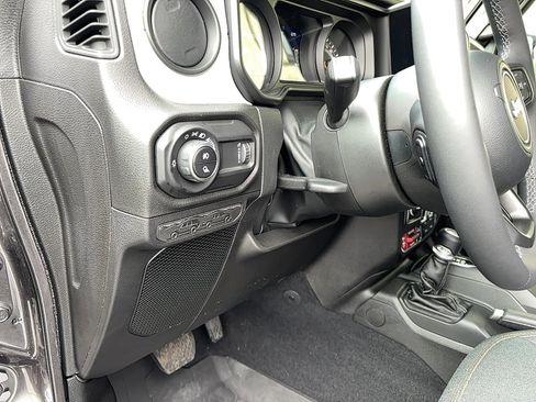 New 2025 Jeep Gladiator Sport AWD/4WD image 22