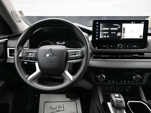 Used 2025 Mitsubishi Outlander SE AWD/4WD image 13