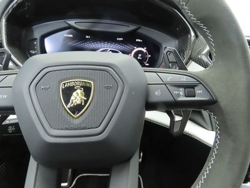 Used 2025 Lamborghini Urus SE image 12