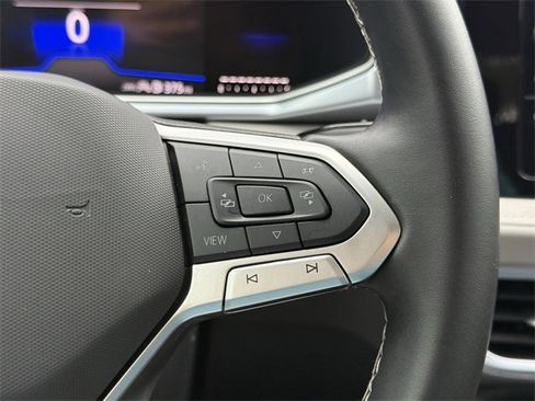 Certified 2025 Volkswagen Taos SE image 13