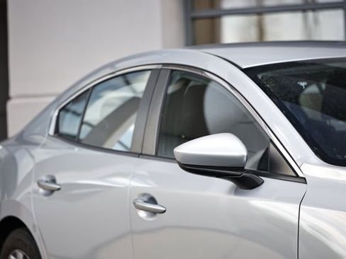 Used 2021 MAZDA MAZDA3 Sedan FWD image 3