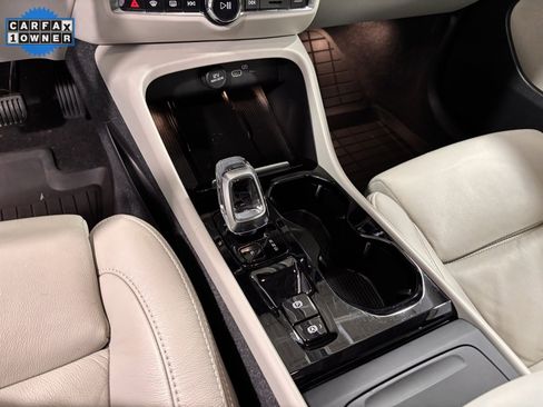 Used 2023 Volvo XC40 B5 Plus image 14