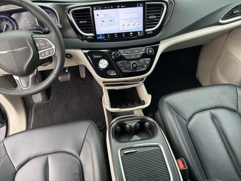 Used 2024 Chrysler Pacifica Touring-L image 26