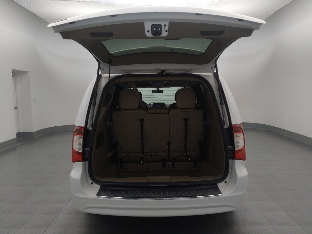 Used 2016 Chrysler Town & Country Touring FWD image 29