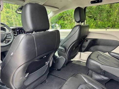 Used 2023 Chrysler Pacifica Touring-L FWD image 12