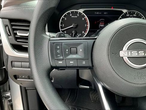 Used 2023 Nissan Rogue SV FWD image 11