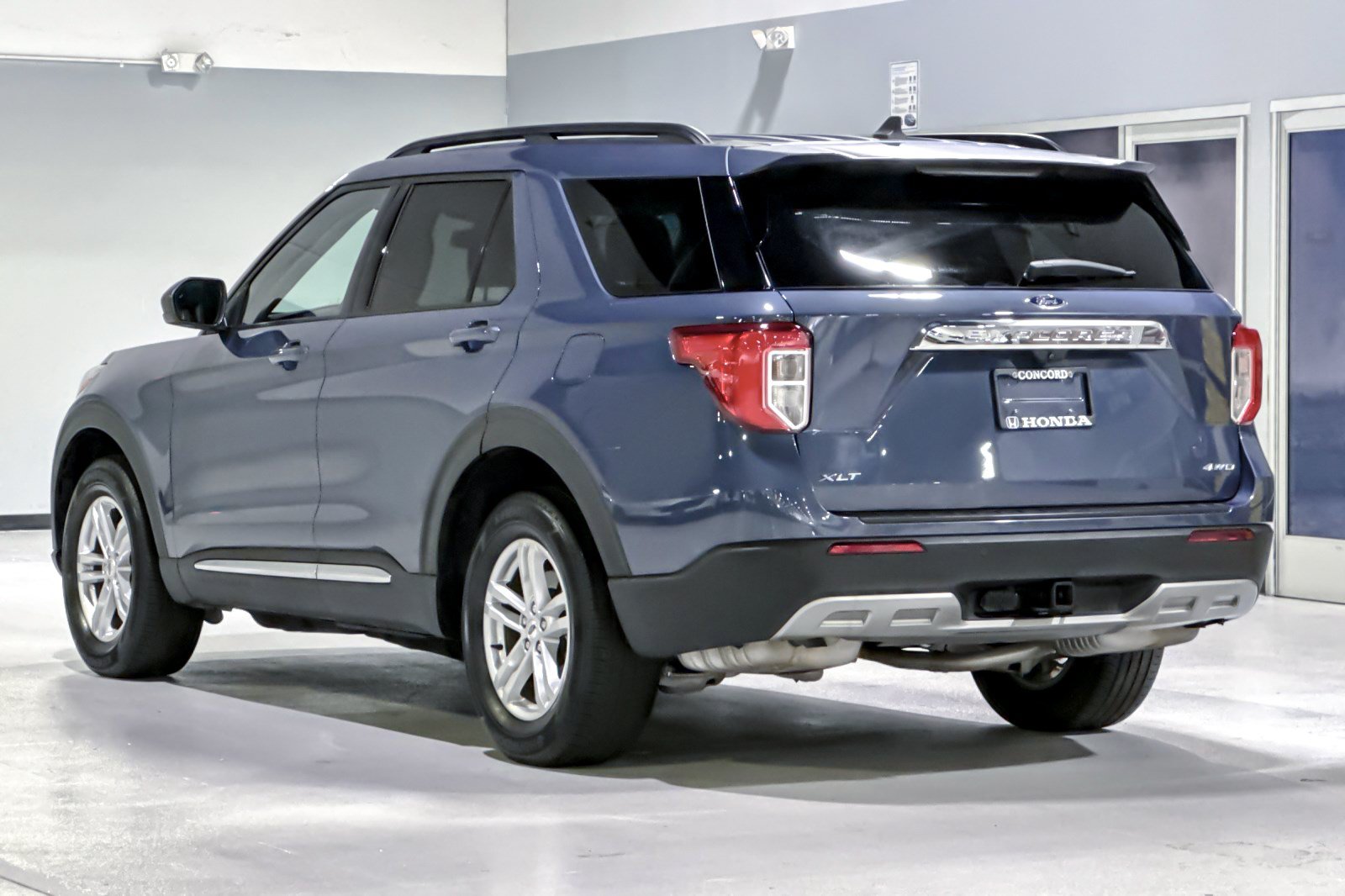 Used 2021 Ford Explorer XLT w/ Equipment Group 202A AWD/4WD image 3