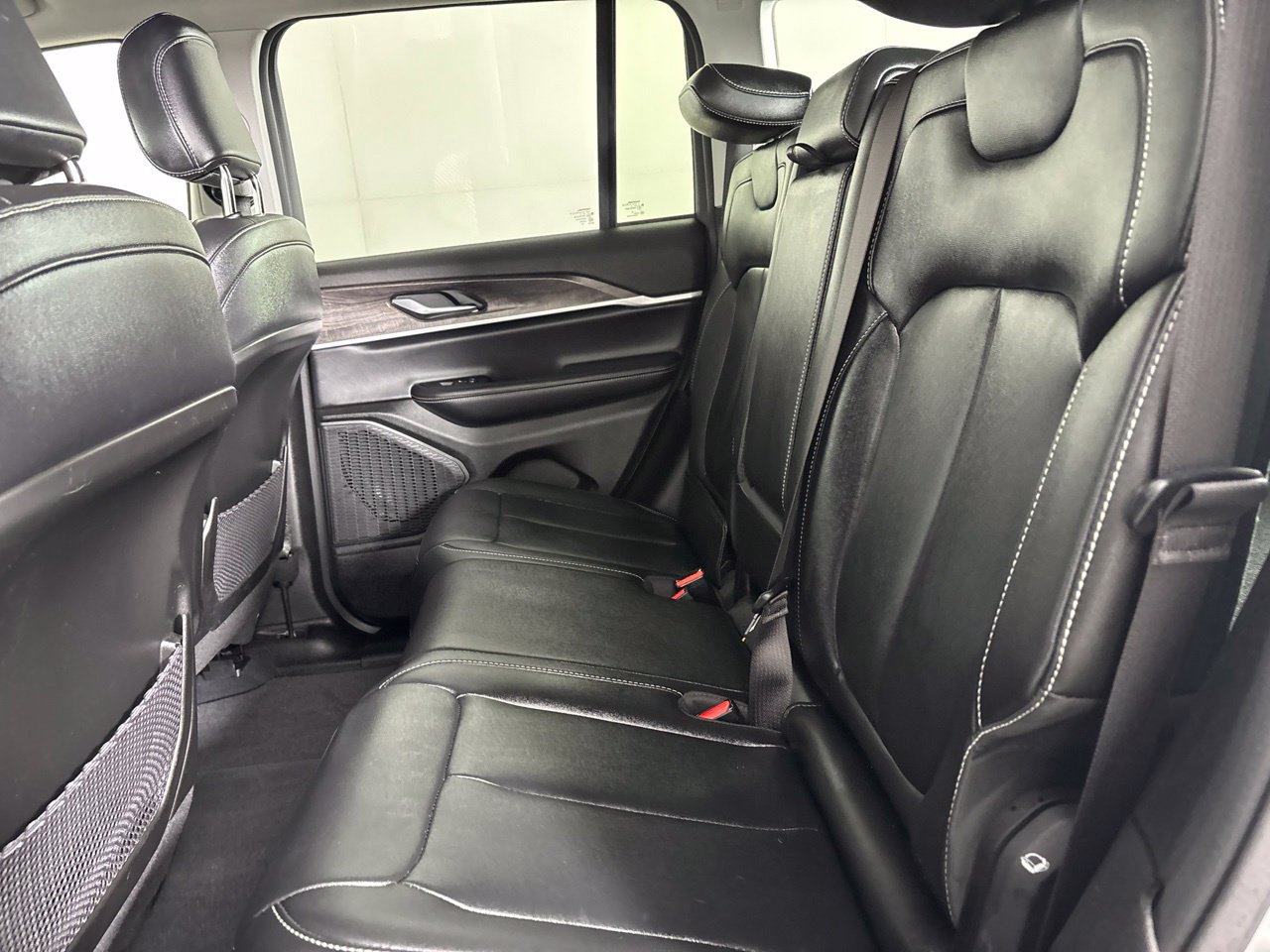 Used 2023 Jeep Grand Cherokee Limited AWD/4WD image 25