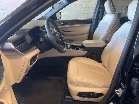 Used 2025 Jeep Grand Cherokee Limited w/ Luxury Tech Group II AWD/4WD image 16