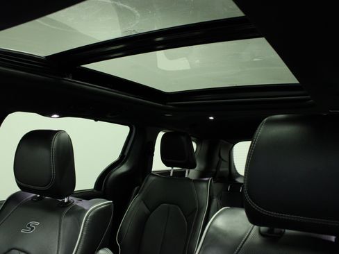 Used 2022 Chrysler Pacifica Limited w/ Uconnect Theater Family Group image 10