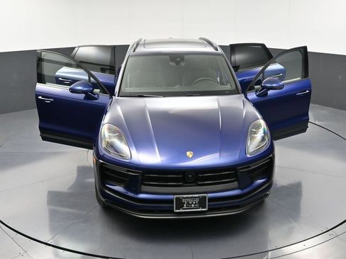 Certified 2025 Porsche Macan AWD/4WD image 34
