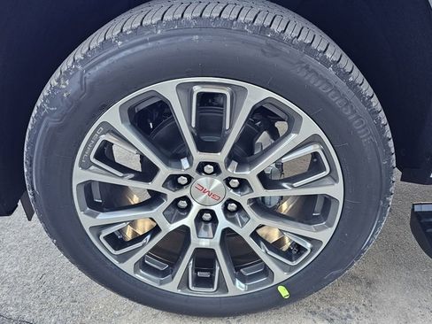 New 2026 GMC Yukon XL Denali w/ Denali Reserve Package image 13