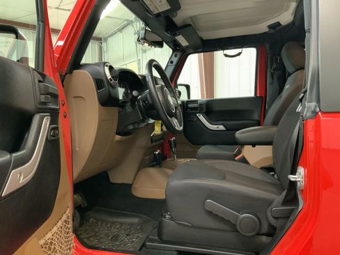 Used 2017 Jeep Wrangler Sahara w/ Connectivity Group AWD/4WD image 18