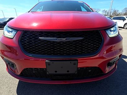 New 2026 Chrysler Pacifica Select