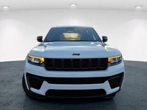 New 2026 Jeep Grand Cherokee Laredo image 4