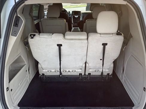 Used 2015 Chrysler Town & Country Touring FWD image 17