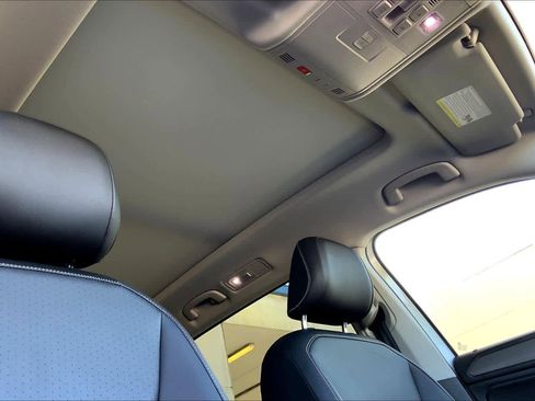 Used 2022 Volkswagen Tiguan SE w/ Panoramic Sunroof Package image 14