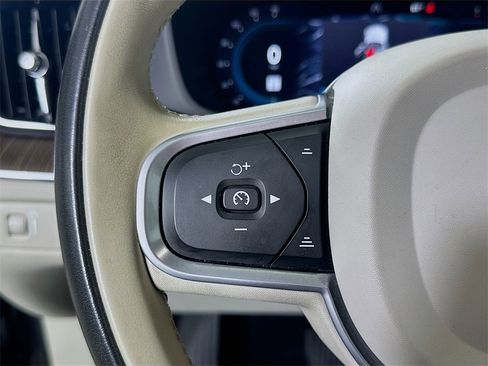 Used 2022 Volvo XC60 B5 Momentum w/ Climate Package image 22