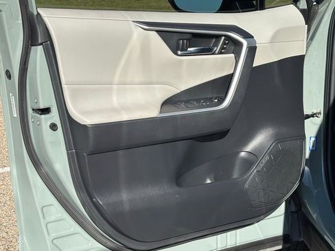 Used 2021 Toyota RAV4 XLE Premium image 28