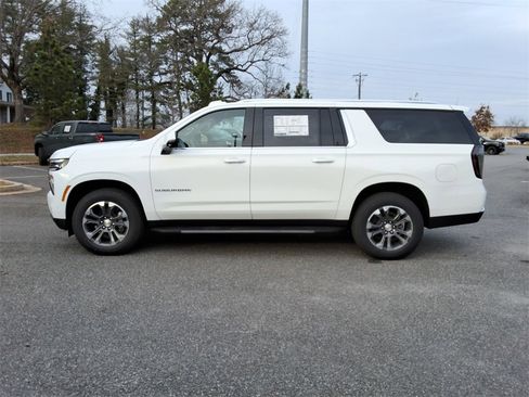 New 2026 Chevrolet Suburban LT image 8