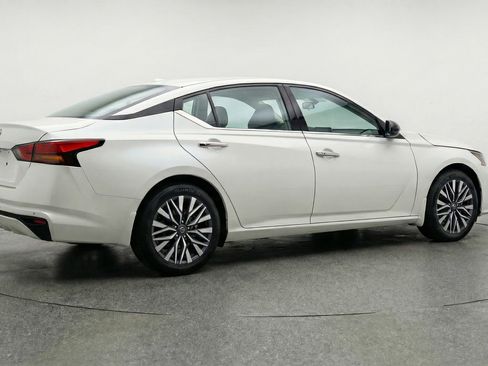 Used 2025 Nissan Altima 2.5 SV FWD image 9